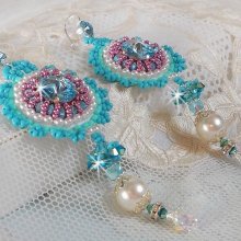 BO Beauty Alicia Blue broderad med Swarovski kristaller, runda pärlpärlor och Miyuki fröpärlor.